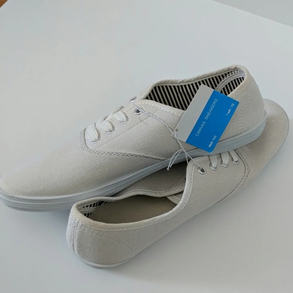 NWT Plain White Canvas Sneakers Sz 10